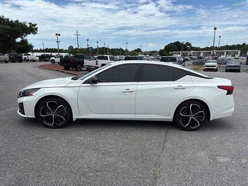 Used 2024 Nissan Altima 2.5 SR FWD image 3
