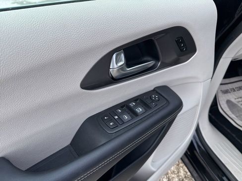 Used 2024 Chrysler Pacifica Touring-L image 33