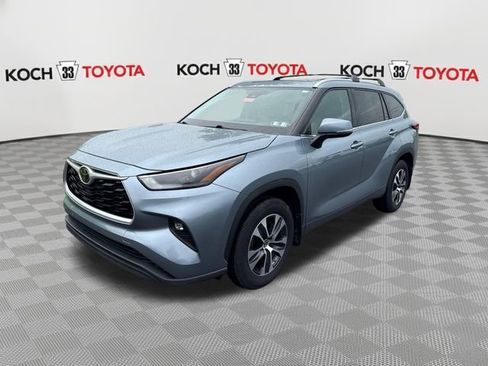 Used 2022 Toyota Highlander XLE AWD/4WD image 3