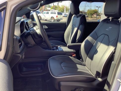New 2026 Chrysler Pacifica Limited image 8