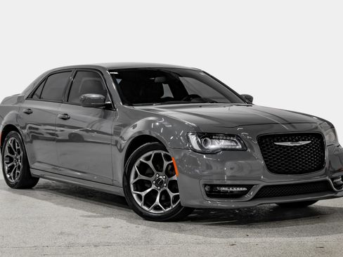 Used 2017 Chrysler 300 S w/ S Model Appearance Package RWD image 4
