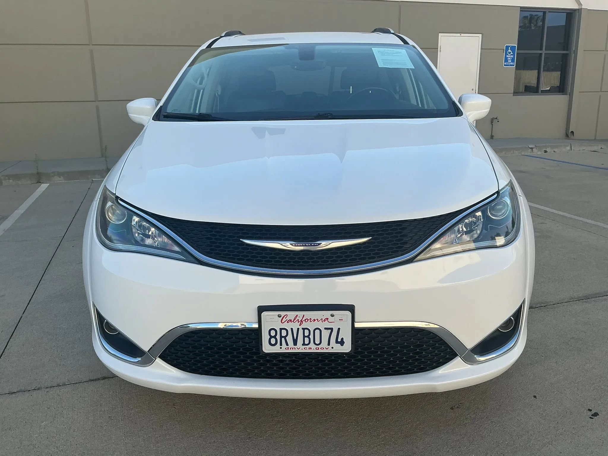 Used 2019 Chrysler Pacifica Touring-L FWD image 2
