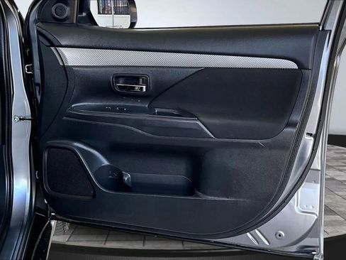 Used 2018 Mitsubishi Outlander FWD image 26