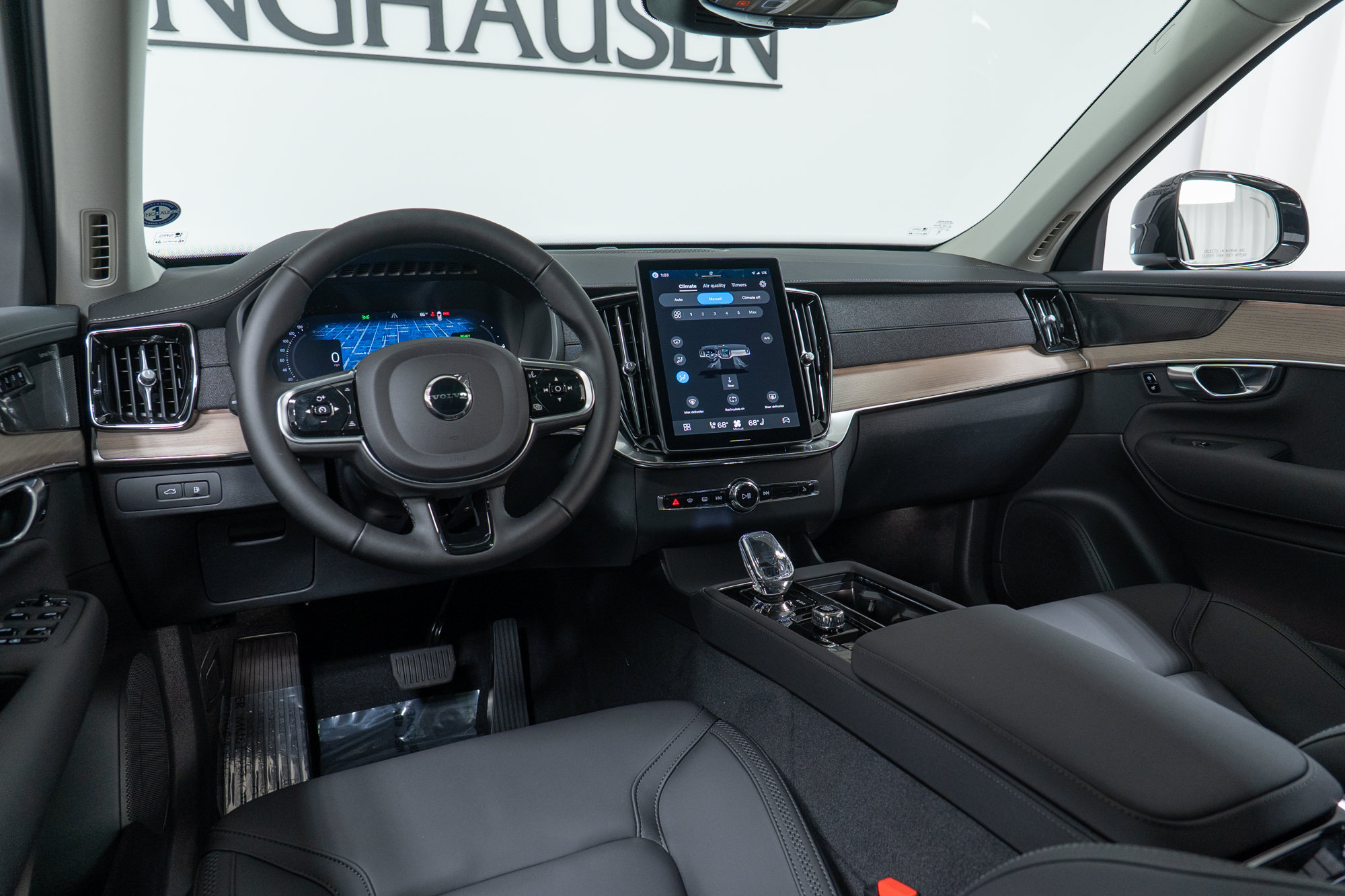 New 2026 Volvo XC90 T8 Plus w/ Protection Package Premier AWD/4WD image 16