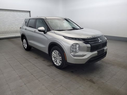 Used 2024 Mitsubishi Outlander ES image 13