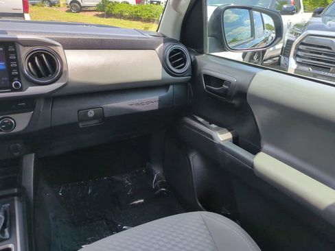 Used 2022 Toyota Tacoma SR5 RWD image 16