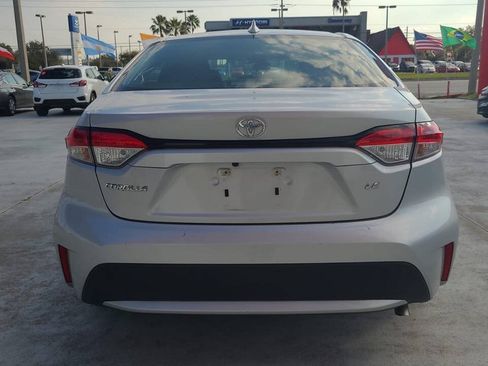 Used 2021 Toyota Corolla LE FWD image 2