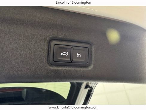 Used 2025 Audi SQ6 e-tron Prestige w/ 21" Black Optic Wheel Package image 29