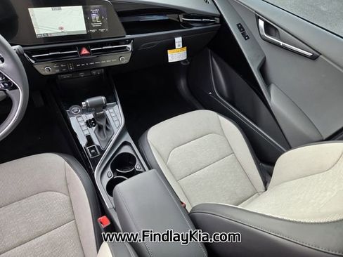 Certified 2025 Kia Niro SX image 17