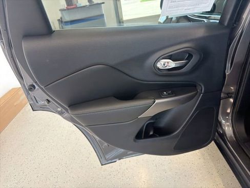Used 2019 Jeep Cherokee Limited w/ Luxury Group AWD/4WD image 19