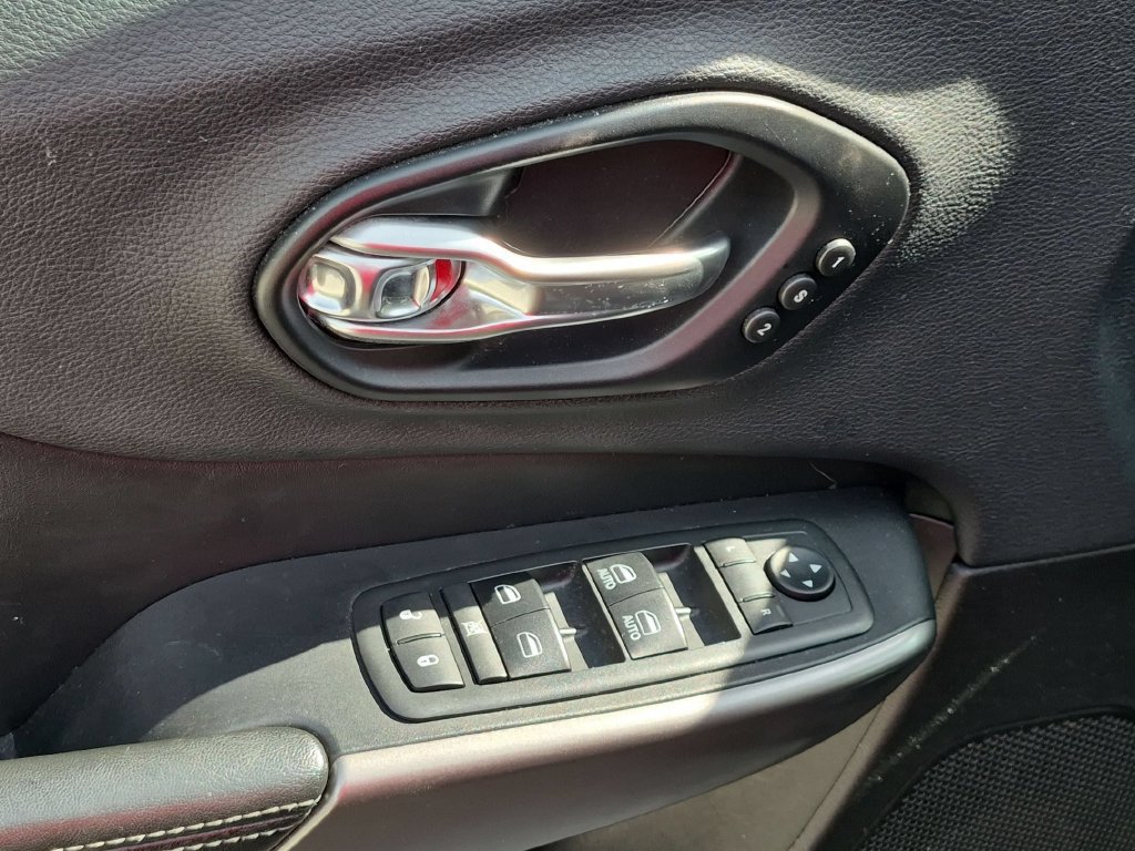 Used 2019 Jeep Cherokee Limited AWD/4WD image 10