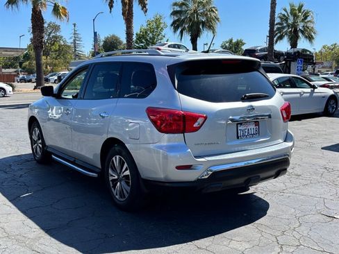 Used 2017 Nissan Pathfinder S image 4