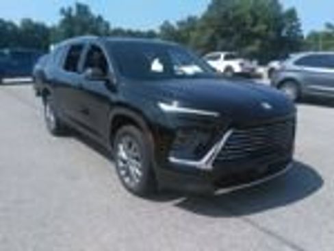 Used 2025 Buick Enclave Preferred FWD image 3
