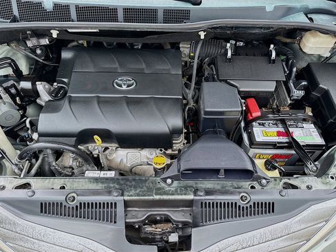 Used 2014 Toyota Sienna XLE image 41
