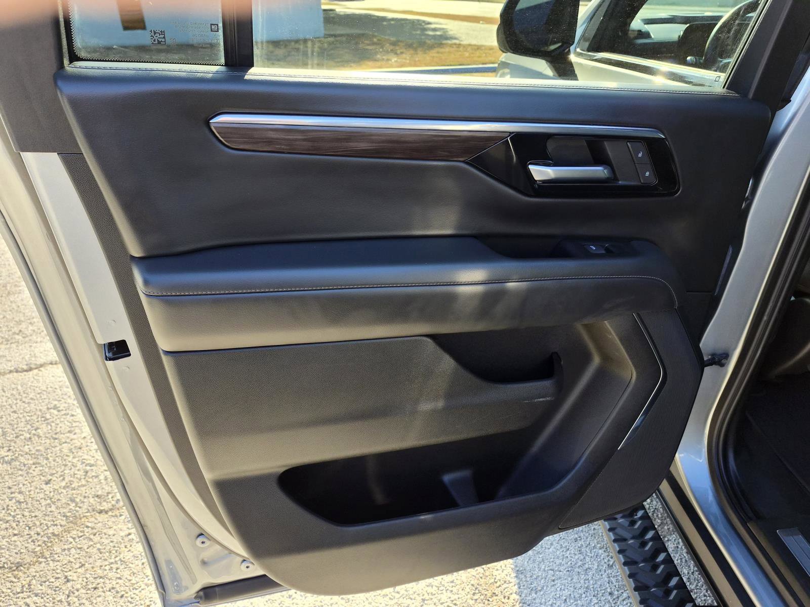 Used 2025 Chevrolet Suburban Z71 AWD/4WD image 16