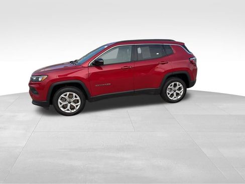 Used 2025 Jeep Compass Latitude AWD/4WD image 5
