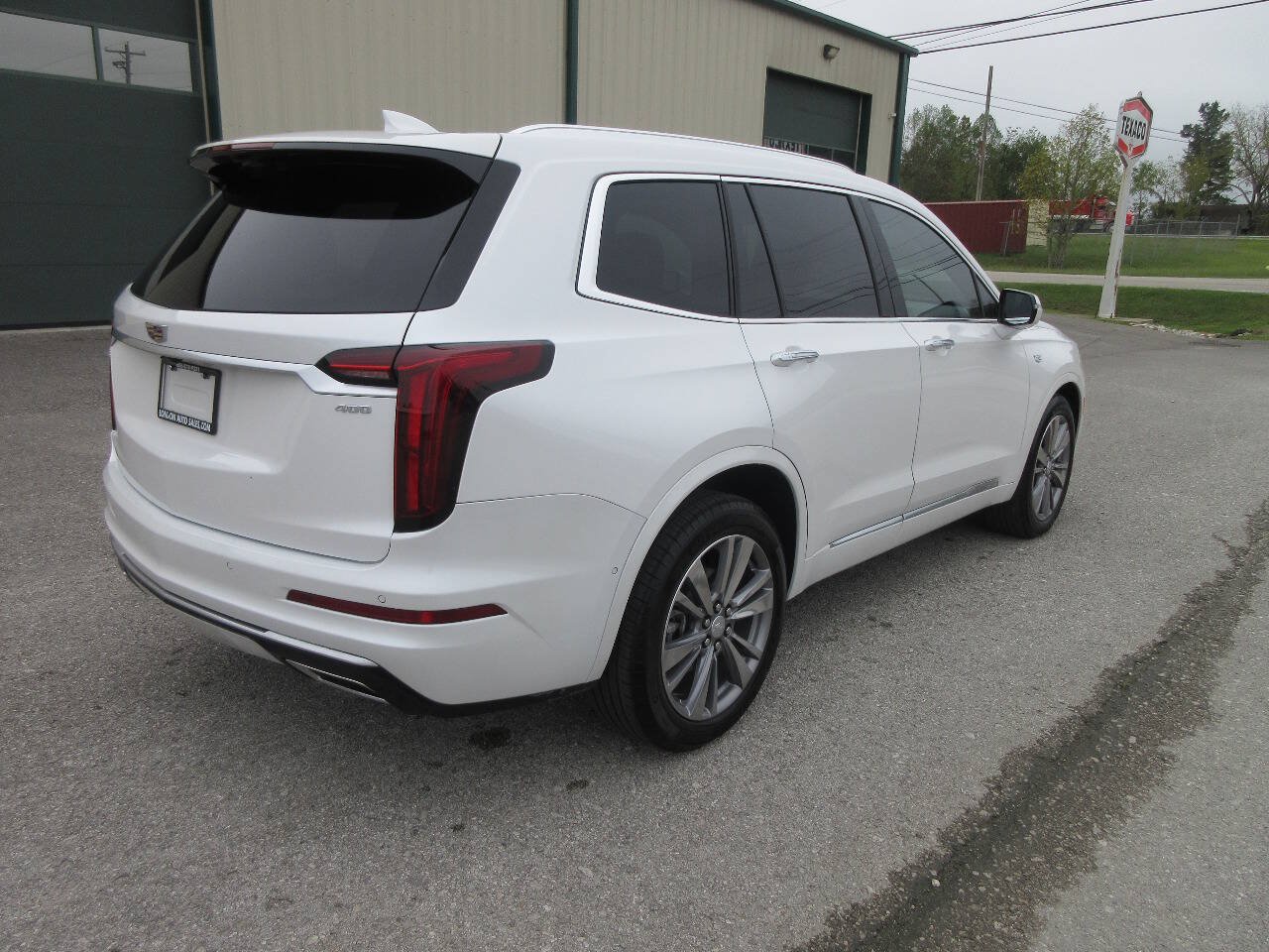 Used 2025 Cadillac XT6 Premium Luxury w/ Platinum Package FWD image 6