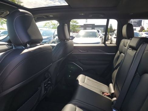 Used 2024 Jeep Grand Cherokee Limited AWD/4WD image 10