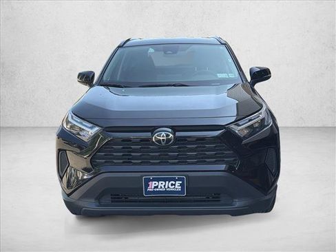 Used 2025 Toyota RAV4 XLE AWD/4WD image 2