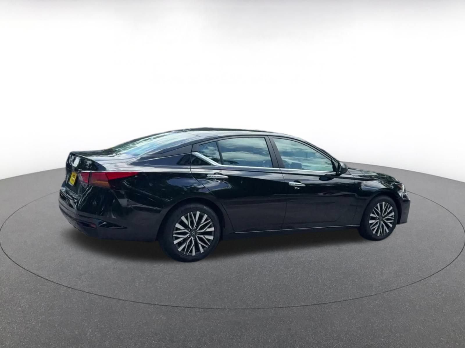 Used 2025 Nissan Altima 2.5 SV FWD image 15