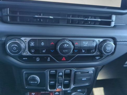 Used 2025 Jeep Wrangler Unlimited Rubicon w/ Convenience Group AWD/4WD image 25
