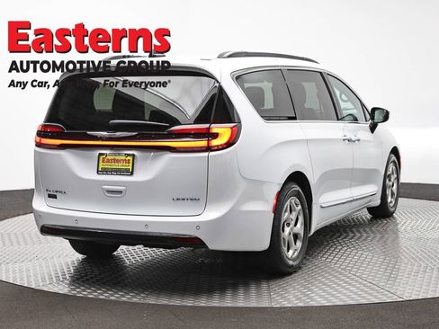 Used 2023 Chrysler Pacifica Limited FWD image 5