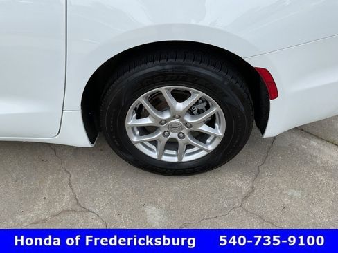 Used 2024 Chrysler Pacifica Touring-L FWD image 11