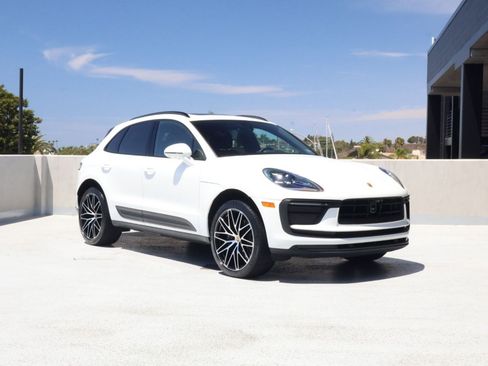 Certified 2026 Porsche Macan AWD/4WD image 7