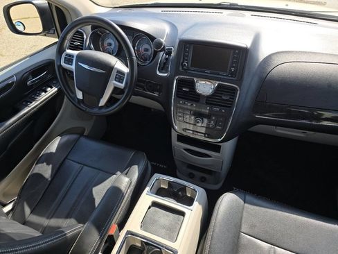 Used 2016 Chrysler Town & Country Touring FWD image 26