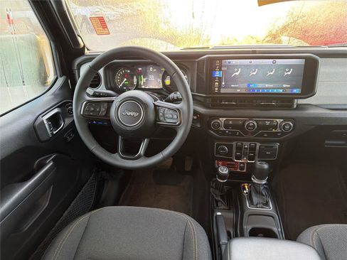 Used 2025 Jeep Wrangler Willys image 23