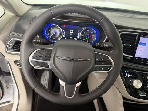 Used 2024 Chrysler Pacifica Limited FWD image 22