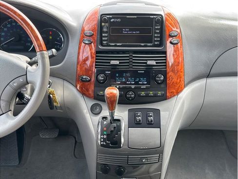 Used 2010 Toyota Sienna XLE Limited w/ XLE Limited Pkg 2 AWD/4WD image 17