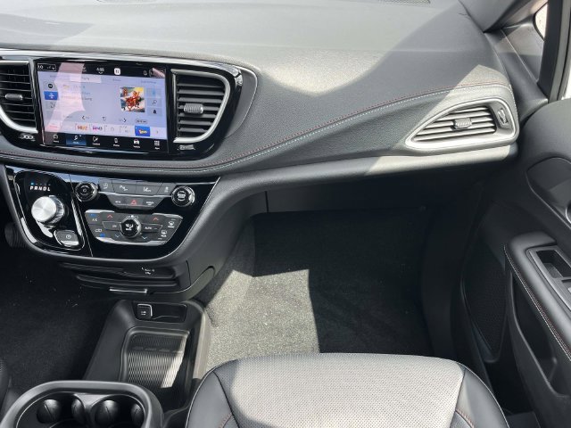 New 2027 Chrysler Pacifica Select FWD image 15