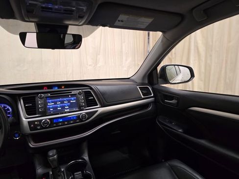 Used 2019 Toyota Highlander XLE image 28