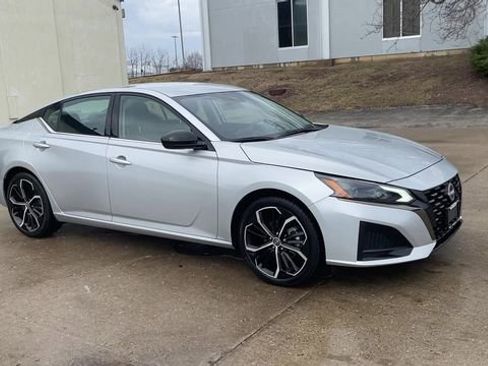 Used 2024 Nissan Altima 2.5 SR image 2