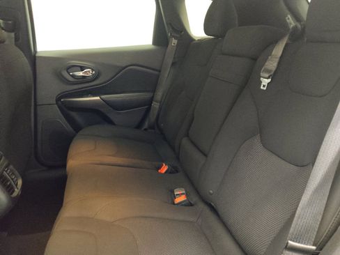 Used 2019 Jeep Cherokee Latitude w/ Popular Appearance Group FWD image 18