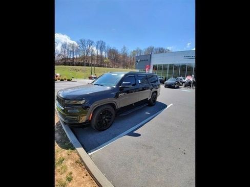 Used 2024 Jeep Wagoneer L Series II w/ Convenience Group I image 3