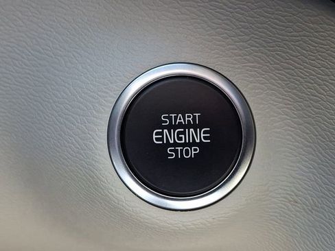 Certified 2025 Volvo XC40 B5 Plus w/ Climate Package AWD/4WD image 27