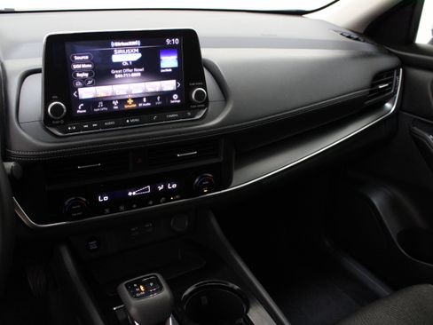 Used 2025 Nissan Rogue SV FWD image 16