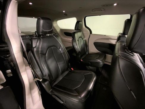 Used 2024 Chrysler Pacifica Touring-L FWD image 23