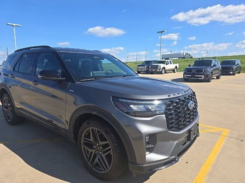 Used 2025 Ford Explorer ST-Line w/ ST-Line Street Pack AWD/4WD image 3