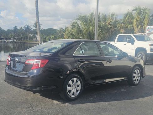 Used 2014 Toyota Camry L image 16