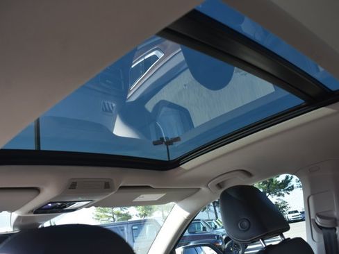 Used 2025 Volkswagen Atlas SE w/ Panoramic Sunroof Package FWD image 19