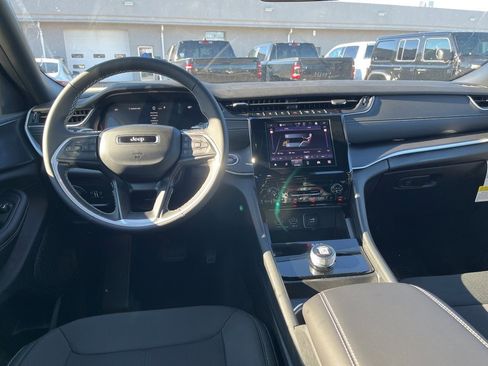 New 2025 Jeep Grand Cherokee L Laredo image 19