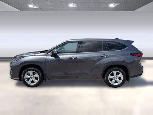 Used 2022 Toyota Highlander LE FWD image 2