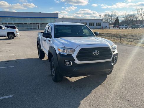 Used 2017 Toyota Tacoma SR image 7