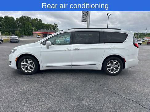 Used 2017 Chrysler Pacifica Touring-L w/ Tire & Wheel Group FWD image 7
