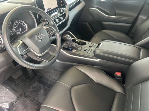 Certified 2023 Toyota Highlander XLE AWD/4WD image 12