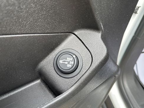 Used 2024 GMC Terrain SLT w/ Infotainment Package II image 17