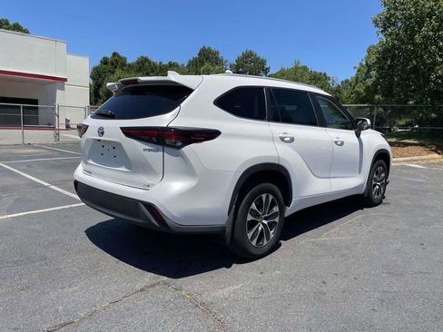 Used 2024 Toyota Highlander XLE AWD/4WD image 25
